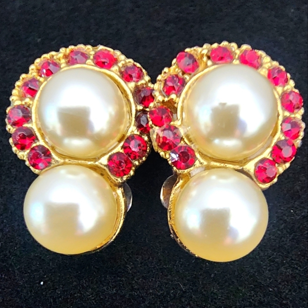 SE17 Elegant Gold and Red Pearl Clip On Earrings